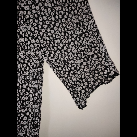 Black Floral Frilled Shirt (INTERNATIONAL)🤍🖤 - Picture 9 of 10